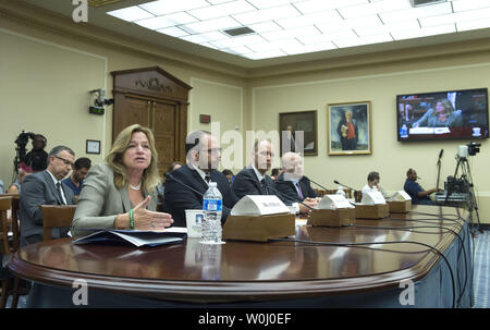 Da sinistra a destra, il dottor Ellen Stofan, .Chief Scientist, NASA, il dott. Jonathan Lunine, Direttore del Centro di Cornell di astrofisica e scienze planetarie, Cornell University, Dr. Jacob Bean.Assistente professore, Dipartimento di Astronomia e Astrofisica, Università di Chicago e il dottor Andrew Siemion.Direttore, SETI Research Center, University of California a Berkeley, testimoniano la ricerca di vita al di là della terra durante una casa Science Committee udienza del Campidoglio di Washington, il 29 settembre 2015. Foto di Kevin Dietsch/UPI Foto Stock