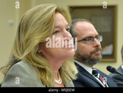 Dott.ssa Ellen Stofan (L), Chief Scientist, NASA, testimonia a fianco il dott. Jonathan Lunine, Direttore del Centro di Cornell di astrofisica e scienze planetarie, durante una casa della scienza audizione del Comitato per la ricerca di vita al di là della Terra, sulla Capitol Hill a Washington D.C., il 29 settembre 2015. Foto di Kevin Dietsch/UPI Foto Stock