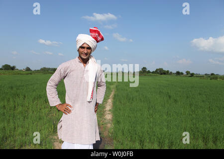 Agricoltore in piedi in un campo Foto Stock