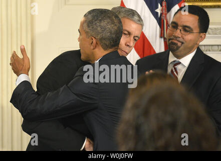 Stati Uniti Il presidente Barack Obama abbraccia il suo Segretario uscente dell educazione Arne Duncan, come nominee John B. King, Jr. (R) assiste, prima di Obama tenendo una conferenza stampa nello stato in sala da pranzo della Casa Bianca, 2 ottobre 2015, a Washington, DC. Obama poi ha tenuto una conferenza stampa e ha risposto alle domande sulla sicurezza della pistola, in Russia la intervento in Siria e rapporti con il Congresso repubblicano. Foto di Mike Theiler/UPI Foto Stock