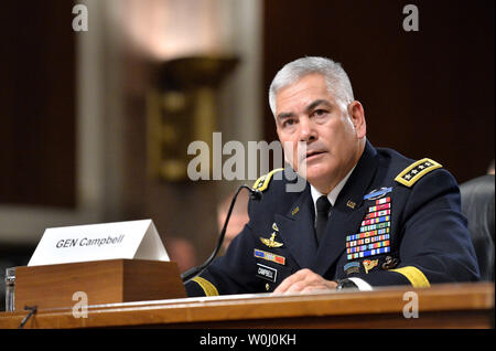 Il generale John F. Campbell, USA.Commander, sostegno deciso Comandante della Missione, Stati Uniti forze-Afghanistan, testimonia durante un Senato Comitato delle Forze Armate audizione sulla situazione in corso in Afghanistan il 6 ottobre 2015. Campbell ha detto che una recente U.S. airstrike su un Medici Senza Frontiere ospedale in Afghanistan è stata un errore. Foto di Kevin Dietsch/UPI.. Foto Stock