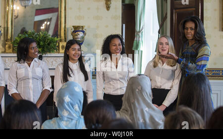 La First Lady Michelle Obama si congratula con gli studenti dal Washington Performing Arts Society coro dei bambini per le loro prestazioni a sostegno della "Let's ragazze imparare' iniziativa nella Sala blu della Casa Bianca di Washington il 22 ottobre 2015. La First Lady ha annunciato una nuova partnership per ulteriormente le ragazze adolescenti' istruzione in Pakistan. Foto di Pat Benic/UPI Foto Stock