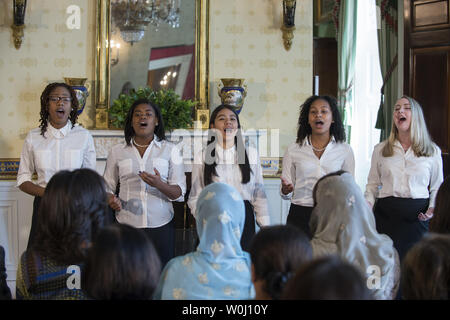 Gli studenti provenienti da Washington Performing Arts Society coro dei bambini eseguire per la First Lady Michelle Obama (sinistra) e i suoi ospiti pakistane durante eventi a supporto della "Let's ragazze imparare' iniziativa nella Sala blu della Casa Bianca di Washington il 22 ottobre 2015. La First Lady ha annunciato una nuova partnership per ulteriormente le ragazze adolescenti' istruzione in Pakistan. Foto di Pat Benic/UPI Foto Stock