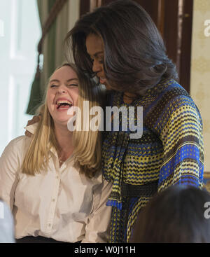 La First Lady Michelle Obama abbracci e si congratula con uno studente dal Washington Performing Arts Society coro dei bambini per le loro prestazioni a sostegno della "Let's ragazze imparare' iniziativa nella Sala blu della Casa Bianca di Washington il 22 ottobre 2015. La First Lady ha annunciato una nuova partnership per ulteriormente le ragazze adolescenti' istruzione in Pakistan. Foto di Pat Benic/UPI Foto Stock