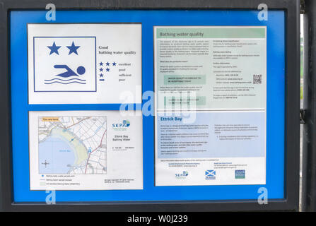 Informazioni segno a Ettrick Bay, Isle of Bute, Scozia, circa la qualità delle acque di balneazione. Foto Stock