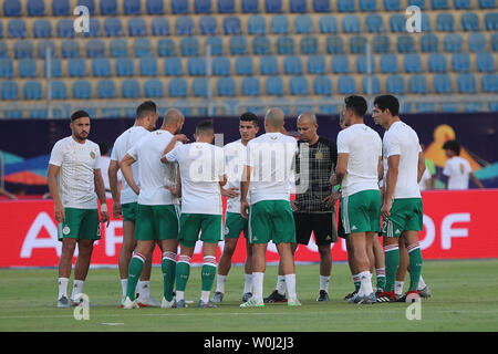 27 giugno 2019, l'Egitto, al Cairo: algerina giocatori riscaldarsi davanti al 2019 Africa Coppa delle Nazioni Gruppo C partita di calcio tra Senegal e Algeria al 30 giugno Stadium. Foto: Gehad Hamdy/dpa Foto Stock