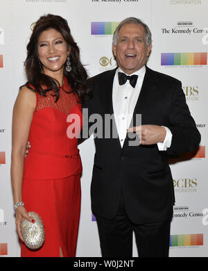 Televisione CBS Executive Les Moonves (R) e sua moglie Julie Chen arriva presso il Kennedy Center per una serata di intrattenimento di gala in onore del Kennedy Center Honorees, 6 dicembre 2015, a Washington, DC. I riconoscimenti sono stati elargiti annualmente su cinque artisti per la loro carriera nel campo delle arti e della cultura. UPI/Mike Theiler Foto Stock