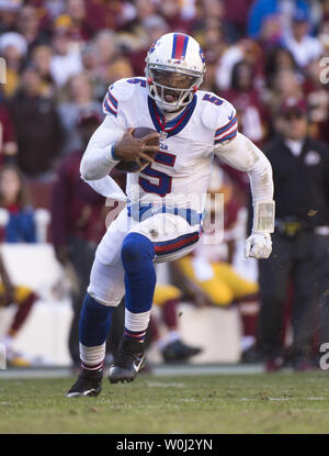 Buffalo Bills quarterback Tyrod Taylor codifica contro Washington Redskins nel secondo trimestre a FedEx in campo Landover, Maryland il 20 dicembre 2015. Foto di Kevin Dietsch/UPI Foto Stock