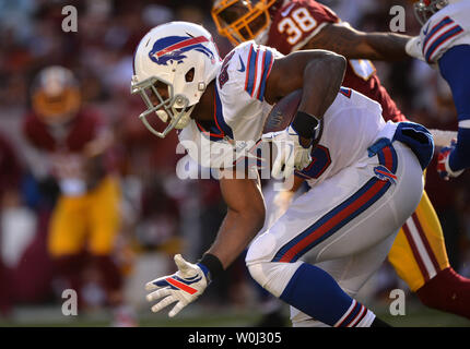 Buffalo Bills running back LeSean McCoy (25) corre contro Washington Redskins nel secondo trimestre a FedEx in campo Landover, Maryland il 20 dicembre 2015. Foto di Kevin Dietsch/UPI Foto Stock