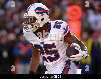 Buffalo Bills running back LeSean McCoy (25) corre contro Washington Redskins nel secondo trimestre a FedEx in campo Landover, Maryland il 20 dicembre 2015. Foto di Kevin Dietsch/UPI Foto Stock