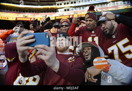 Washington Redskins fuori linebacker Trento Murphy prendere s un autoritratto con ventole durante warmups per la loro tecnologia NFC Wild Card Game contro i Green Bay Packers con FedEx Campo in Landover, Maryland, 10 gennaio 2016. Foto di David Tulis/UPI Foto Stock