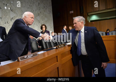 Frank Kendall III, Sotto Segretario della Difesa per l'acquisizione, la tecnologia e la logistica, scuote le mani con il Senato Comitato delle Forze Armate del Presidente John McCain (R-AZ) prima di una audizione su spazio militare il lancio e l'uso di russo-fatto motori a razzo, sulla Capitol Hill a Washington D.C. il 27 gennaio 2016. Foto di Kevin Dietsch/UPI Foto Stock