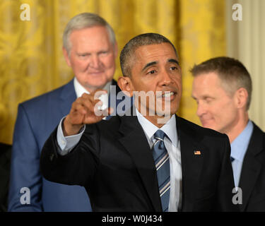 Stati Uniti Il presidente Barack Obama fa commento come egli onora il 2015 campioni NBA Golden State Warriors in Oriente stanza della casa bianca a Washington il 4 febbraio 2016. L Foto di Pat Benic/UPI Foto Stock