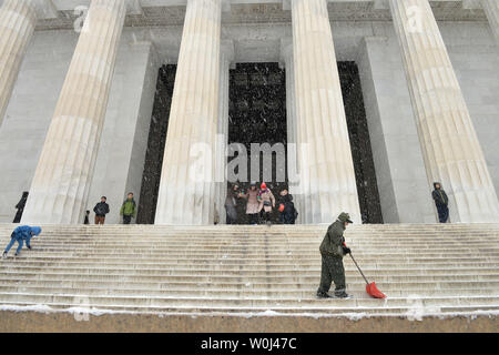 Un lavoratore cancella la neve dai passi presso il Lincoln Memorial a Washington D.C. il 15 febbraio 2016. Un Presidente del giorno tempesta ha portato da 3 a 6 centimetri di neve per la regione ed è previsto in giro per il nevischio e ghiaccio più tardi questa sera. Foto di Kevin Dietsch/UPI Foto Stock