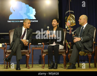 Dott.ssa Sonia Vallabh, (C), una bio medical scienziato, rende commento come il presidente statunitense Barack Obama (L) ascolta lungo con Tidepool Presidente e CEO Howard Look, durante una tavola rotonda alla Casa Bianca di medicina di precisione (Iniziativa PMI) Summit, febbraio 25, 2016 a Washington, DC. PMI mira a trasformare il modo in cui le malattie come il cancro e salute mentale condizioni sono trattate. Foto di Mike Theiler/UPI Foto Stock