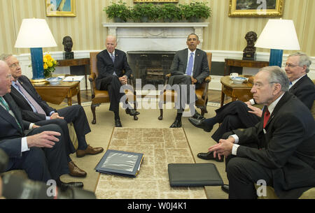 Il presidente Barack Obama incontra il Vice Presidente Joe Biden e il leader bipartisan del Senato e i membri del Comitato Giudiziario per discutere la Suprema Corte ha posto vacante lasciato dalla morte di giustizia Scalia, nell'Ufficio Ovale della Casa Bianca a Washington D.C. il 1 marzo 2016. Obama si è incontrato con, da sinistra a destra il senatore Patrick Leahy, D-VT, Senato leader della minoranza Harry Reid, D-NV, il leader della maggioranza del Senato Mitch McConnell, R-ky, e Sen. Chuck Grassley, R-IA. Foto di Kevin Dietsch/UPI Foto Stock