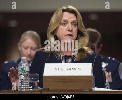 Segretario della Air Force Deborah Lee James testimonia durante un Senato Comitato delle Forze Armate audizione sulla postura della Air Force, sulla Capitol Hill a Washington D.C. il 3 marzo 2016. Foto di Kevin Dietsch/UPI Foto Stock