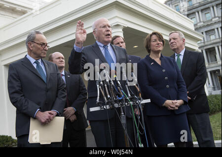 Il Sen. Patrick Leahy (D-VT), classifica gli stati di alla commissione giudiziaria del Senato, parla su un repubblicano dell'annuncio che si bloccherà qualsiasi corte suprema candidato presidente Obama mette in avanti, a seguito di un incontro alla Casa Bianca a Washington D.C. il 10 marzo 2016. Leahy è stato affiancato da, da sinistra a destra il senatore Charles Schumer (D-NY), SEN Chris Coon (D-DE), Sen. Richard Blumenthal (D-CT), Sen. Amy Klobuchar (D-MN) e Sen. Richard Durbin (D-il). Foto di Kevin Dietsch/UPI Foto Stock