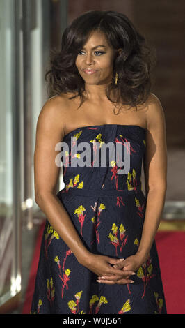 La First Lady Michelle Obama attende per il primo ministro canadese Justin Trudeau e sua moglie Sophie Gregoire Trudeau per arrivare ad una cena di Stato alla Casa Bianca a Washington D.C. il 10 marzo 2016. Foto di Kevin Dietsch/UPI Foto Stock