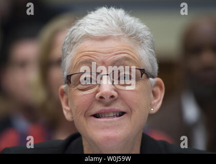 Amministratore di EPA Gina McCarthy testimonia in casa la vigilanza e la riforma del governo audizione del Comitato sulla protezione ambientale dell'Agenzia la somministrazione di acqua potabile sicura atto di Flint, Michigan, il Campidoglio di Washington DC, Marzo 17, 2016. Foto di Molly Riley/UPI Foto Stock