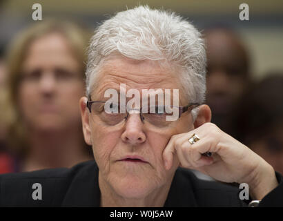 Amministratore di EPA Gina McCarthy testimonia in casa la vigilanza e la riforma del governo audizione del Comitato sulla protezione ambientale dell'Agenzia la somministrazione di acqua potabile sicura atto di Flint, Michigan, il Campidoglio di Washington DC, Marzo 17, 2016. Foto di Molly Riley/UPI Foto Stock