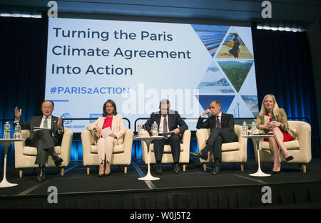 Da sinistra a destra, Jim Yong Kim, Presidente del Gruppo della Banca Mondiale, Segolene Royal, ministro francese di ecologia e sviluppo sostenibile e energia, Mohamed Boussaid, Marocchina il Ministro dell Economia e delle finanze, Mark Carney, il governatore della Banca d'Inghilterra, e Catherine McKenna, ministro canadese di ambiente e cambiamento climatico, partecipare a una discussione di gruppo su come trasformare il clima di Parigi accordo in azione presso la Banca mondiale nel corso di riunioni di primavera del Fondo monetario internazionale e il gruppo della Banca mondiale a Washington D.C. il 14 aprile 2016. Foto di Kevin Dietsch/UPI Foto Stock