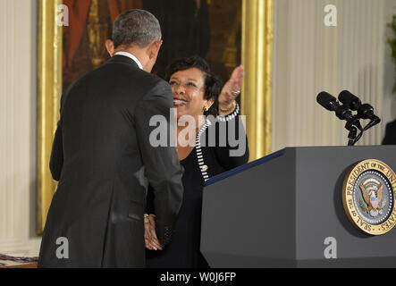 Stati Uniti Il procuratore generale di Loretta Lynch (R) si muove ad abbracciare il presidente statunitense Barack Obama dopo la sua apertura commento durante una medaglia al valore cerimonia nella Sala Est della Casa Bianca, 16 maggio 2016, a Washington, DC. L'onore è dato alla sicurezza pubblici ufficiali che visualizza un coraggio eccezionale nello svolgimento delle loro funzioni. Foto di Mike Theiler/UPI Foto Stock