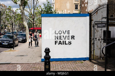 La palizzata con amore non manca mai scritto su di esso, London, England, Regno Unito Foto Stock