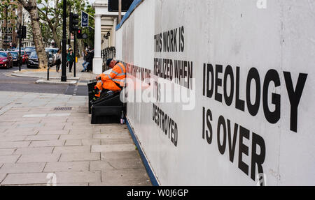 Operaio edile in hi vis abbigliamento seduto fuori sito in costruzione, London, England, Regno Unito Foto Stock