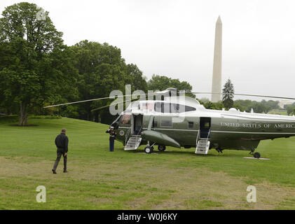 Il presidente statunitense Barack Obama passeggiate marine un elicottero come egli si diparte la Casa Bianca per la sua settimana di viaggio in Giappone e il Vietnam, 21 maggio 2016, a Washington, DC. Obama sarà il primo U.S. Presidente di visitare Hiroshima, Giappone ed egli potrà anche visitare Hanoi. Foto di Mike Theiler/UPI Foto Stock