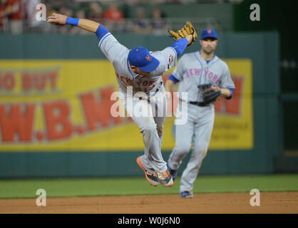 New York Mets shorstop Asdrubal Cabrera (13) I campi una sfera agist Washington cittadini a cittadini Park a Washington D.C. il 24 maggio 2016. Foto di Kevin Dietsch/UPI Foto Stock