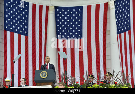 Il presidente statunitense Barack Obama fa commento presso l'Anfiteatro dopo la posa di una corona presso la tomba del Milite Ignoto presso il Cimitero Nazionale di Arlington, Arlington, Virginia, del Memorial Day, 30 maggio 2016, nei pressi di Washington, DC. Obama ha reso omaggio alla nazione del servizio militare i membri che sono caduti. Foto di Mike Theiler/UPI Foto Stock