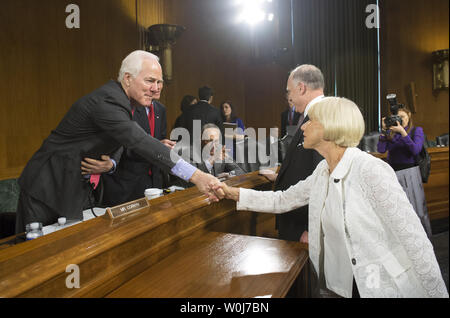 Attrice Helen Mirren saluta il Sen. John Cornyn (R-TX) come lei arriva a testimonia a sostegno del sentire agire, la legislazione per aiutare i sopravvissuti dell olocausto e le loro famiglie recuperare arte trafugate dai nazisti durante la Seconda Guerra Mondiale, durante un Potere Giudiziario del senato il sottocomitato per la Capitol Hill a Washington D.C. il 7 giugno 2016. Mirren svolto nel film "Donna in Oro', un film su un rifugiato ebreo di tentare di recuperare artwork preso dalla sua famiglia dai Nazisti durante la Seconda Guerra Mondiale. Foto di Kevin Dietsch/UPI Foto Stock