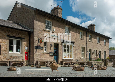 Comico e apt - un sacco di anatre seduti sulla strada fuori Puddleducks cafe nel ponte Dunsop, foresta di Bowland, Lancashire, Regno Unito Foto Stock