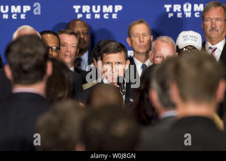 Trump advisor e pensionati esercito degli Stati Uniti il tenente generale Michael Flynn, introduce il candidato repubblicano per la presidente, Donald Trump, durante un evento di campagna nella nuova apertura Trump International Hotel il 16 settembre 2016 a Washington D.C. Alla fine della manifestazione, Trump infine riconosciuto che 'il Presidente Barack Obama è nato negli Stati Uniti." Foto di Pete Marovich/UPI Foto Stock