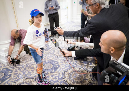 Millie, 11, da Virginia parla ai giornalisti su come Donald Trump sia in grado di proteggere i nostri diritti di pistola come ella attende l'inizio di una campagna evento presso il recentemente aperto Trump International Hotel il 16 settembre 2016 a Washington D.C. Alla fine della manifestazione, Trump infine riconosciuto che 'il Presidente Barack Obama è nato negli Stati Uniti." Foto di Pete Marovich/UPI Foto Stock