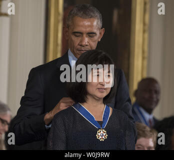 Il presidente Barack Obama awards artista e designer Maya Lin della medaglia presidenziale della libertà nel corso di una cerimonia che si terrà nella Sala Est della Casa Bianca a Washington D.C. il 22 novembre 2016. Obama ha premiato 21 medaglie di illustri innovatori, animatori atleti e filantropiche. Foto di Pat Benic/UPI Foto Stock