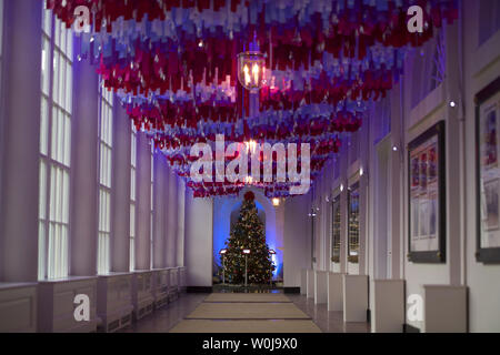 Decorazioni per le vacanze sono visto in oriente colonnato della Casa Bianca a Washington D.C. il 29 novembre 2016. Foto di Kevin Dietsch/UPI Foto Stock