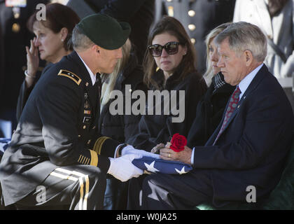 Esercito il Mag. Gen. James Kraft Jr. presenta un flag di James Moriarty durante i funerali del figlio suo personale il sergente James Moriarty presso il Cimitero Nazionale di Arlington in Arlington, Virginia il 5 dicembre 2016. Moriarty, e altri due membri del servizio con i berretti verdi dal 5 delle forze speciali Gruppo, sono stati uccisi in Giordania proveniente sotto il fuoco durante l'immissione di una giordana base militare. Foto di Kevin Dietsch/UPI Foto Stock