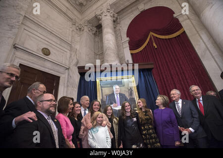 Senato leader della minoranza Sen. Harry Reid (D-NV) (2nd-L), il leader della maggioranza del Senato Mitch McConnell (R-KY) (R) ed ex Segretario di Stato Hillary Clinton (3rd-L) pongono con membri di Reid's famiglia e altri leader del Congresso durante Reid's ritratto cerimonia di inaugurazione al Campidoglio di Washington, D.C. L 8 dicembre 2016. Reid è andare in pensione alla fine di questa sessione del Congresso. Foto di Kevin Dietsch/UPI Foto Stock