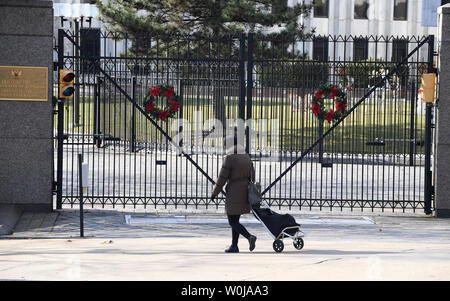 Un DC resident passeggiate passato l'Ambasciata russa a nord-ovest di Washington DC il Venerdì, 30 dicembre 2016. Stati Uniti Il presidente Barack Obama ha imposto sanzioni ed espulso 35 diplomatici russi il giovedì. La Russia ha accennato che avrebbero espellere i diplomatici americani il venerdì ma irrevocabile che più tardi nella giornata del 30 dicembre 2016. Obama ha agito dopo agenzie di intelligence degli Stati Uniti ha confermato la partecipazione russa in hacking partito politico i server di posta elettronica e di interferire durante le recenti elezioni presidenziali e contribuendo a diffondere false storie. Foto di Pat Benic/UPI Foto Stock