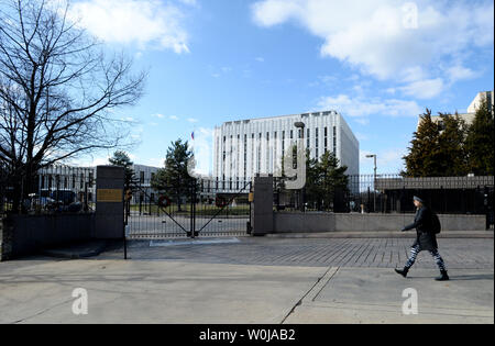 Un DC resident passeggiate passato l'Ambasciata russa a nord-ovest di Washington DC il Venerdì, 30 dicembre 2016. Stati Uniti Il presidente Barack Obama ha imposto sanzioni ed espulso 35 diplomatici russi il giovedì. La Russia ha accennato che avrebbero espellere i diplomatici americani il venerdì ma irrevocabile che più tardi nella giornata del 30 dicembre 2016. Obama ha agito dopo agenzie di intelligence degli Stati Uniti ha confermato la partecipazione russa in hacking partito politico i server di posta elettronica e di interferire durante le recenti elezioni presidenziali e contribuendo a diffondere false storie. Foto di Pat Benic/UPI Foto Stock