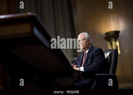 Ex CEO di ExxonMobil Rex Tillerson, President-Elect Trump's candidato per il Segretario di Stato, testimonia durante il suo senato Comitato delle Relazioni Estere audizione di conferma, sulla Capitol Hill a Washington D.C. il 11 gennaio, 2017. Tillerson la stretta relazione commerciale con la Russia dovrebbe essere analizzata mediante il pannello. Foto di Kevin Dietsch/UPI Foto Stock