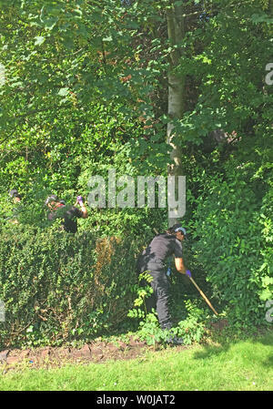 Ricerca di polizia sottobosco in Droitwich vicino alla casa di Desmond Wooding che è stato trovato ucciso il lunedì mattina nella sua casa. Foto Stock