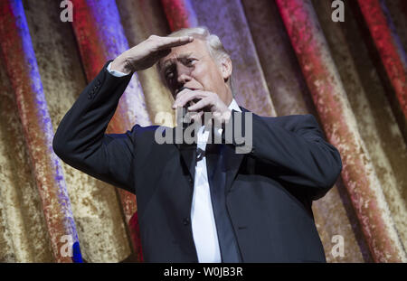 President-Elect Donald trionfi offre commento al Presidente Global cena, a Andrew W. Mellon Auditorium a Washington D.C. il 17 gennaio, 2017. L'invito solo black tie-evento è una chance per Trump per presentare se stesso e i membri del suo gabinetto di diplomatici stranieri. Foto di Kevin Dietsch/UPI Foto Stock