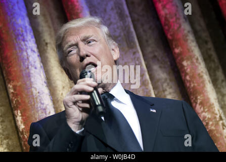 President-Elect Donald trionfi offre commento al Presidente Global cena, a Andrew W. Mellon Auditorium a Washington D.C. il 17 gennaio, 2017. L'invito solo black tie-evento è una chance per Trump per presentare se stesso e i membri del suo gabinetto di diplomatici stranieri. Foto di Kevin Dietsch/UPI Foto Stock