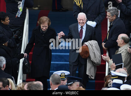 L ex Presidente Jimmy Carter e moglie Rosalynn a piedi giù i passaggi durante la cerimonia di insediamento del presidente Donald Trump sulla facciata ovest degli Stati Uniti Capitol on gennaio 20, 2017 a Washington D.C. Trump divenne il quarantacinquesimo Presidente degli Stati Uniti. Foto di Pat Benic/UPI Foto Stock