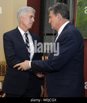 La Corte Suprema di Giustizia designare decimo circuito corte di appello giudice Neil Gorsuch (L) scuote le mani con West Virginia Sen. Joe Manchin III prima di una riunione privata, sulla Capitol Hill, 1 febbraio 2017 a Washington, DC. La Corte suprema ha sede è stata vacante per quasi un anno dopo la morte di giustizia Antonin Scalia. Foto di Mike Theiler/UPI Foto Stock