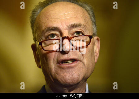 New York Sen. Chuck Schumer rende commento su piani democratica dopo l'istruzione Segretario Betsy DeVos è stata confermata, con l aiuto di un tie-break votazione dal Vice Presidente Mike Pence, sulla Capitol Hill, 7 febbraio 2017 a Washington, DC. Il Senato sarà presto portare il voto per il Procuratore Generale nominee Jeff sessioni. Foto di Mike Theiler/UPI Foto Stock