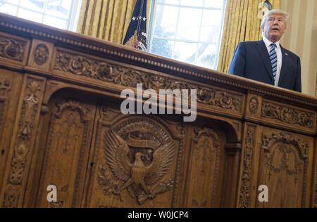 Presidente Donald Trump è visto dietro la scrivania risoluto nell'Ufficio Ovale della Casa Bianca durante un giuramento in occasione della cerimonia per il Procuratore Generale di Jeff sessioni, a Washington D.C. il 9 febbraio 2017. Foto di Kevin Dietsch/UPI Foto Stock